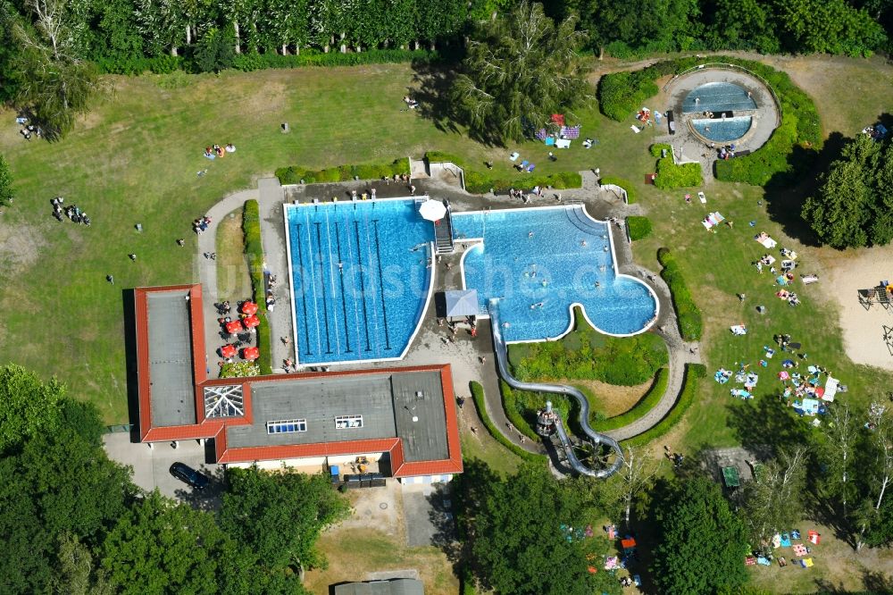 Luftaufnahme Neuenhagen - Schwimmbecken des Freibades in Neuenhagen im Bundesland Brandenburg, Deutschland