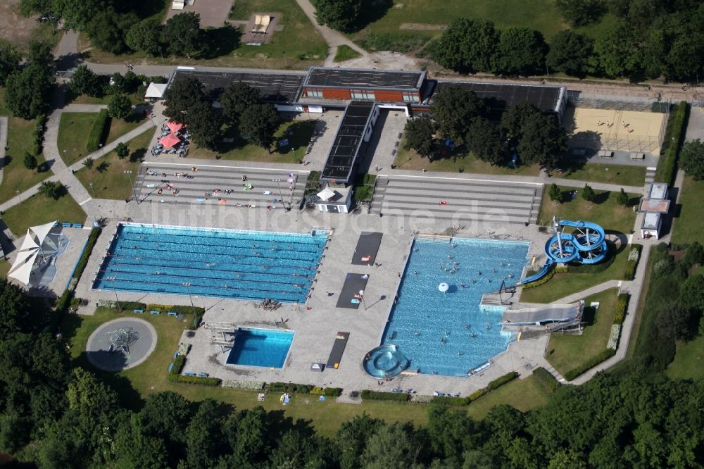 Luftbild Erfurt - Schwimmbecken des Freibades Nordbad in Erfurt im Bundesland Thüringen, Deutschland