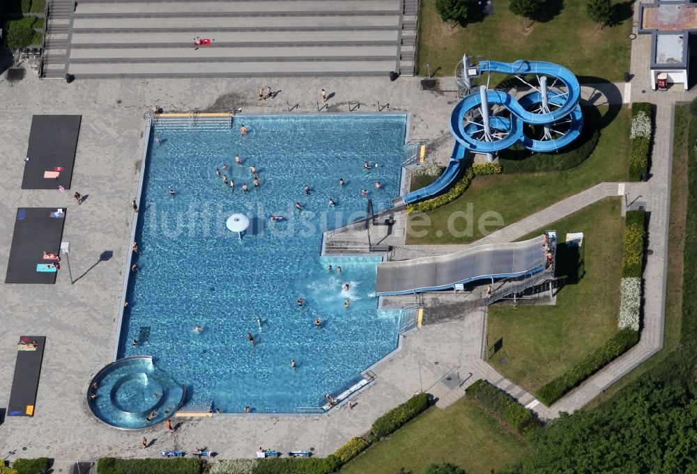 Luftaufnahme Erfurt - Schwimmbecken des Freibades Nordbad in Erfurt im Bundesland Thüringen, Deutschland