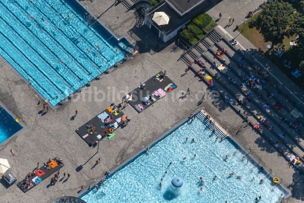 Erfurt aus der Vogelperspektive: Schwimmbecken des Freibades Nordbad in Erfurt im Bundesland Thüringen, Deutschland
