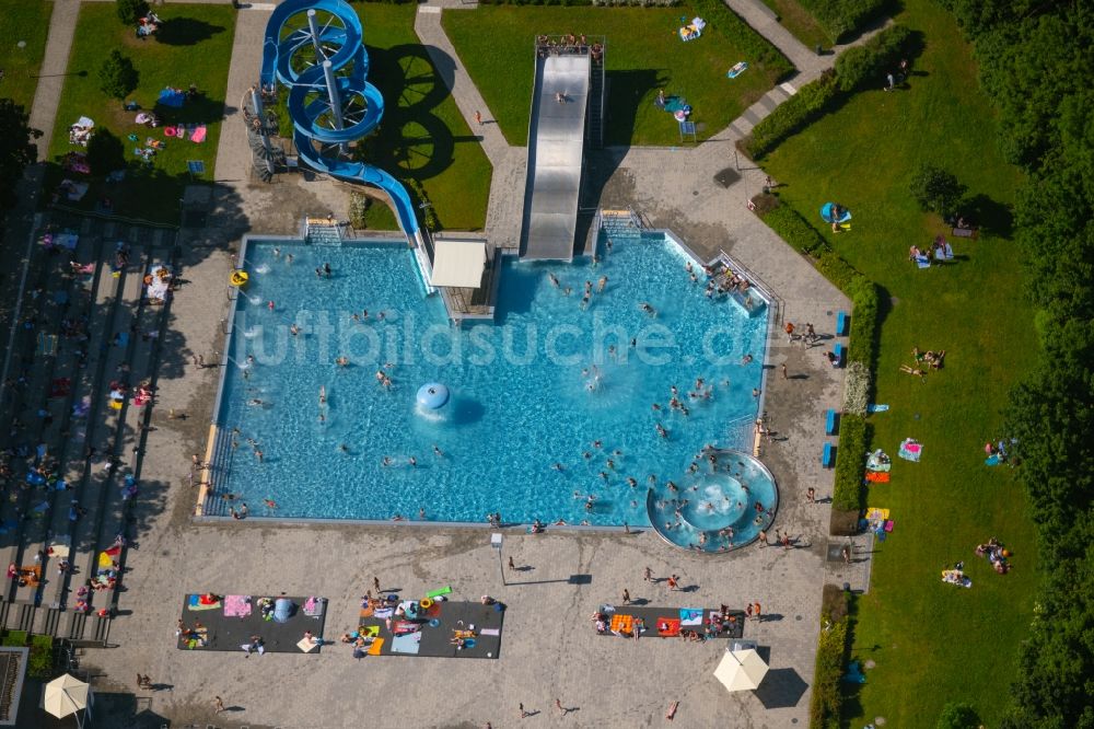 Erfurt von oben - Schwimmbecken des Freibades Nordbad in Erfurt im Bundesland Thüringen, Deutschland