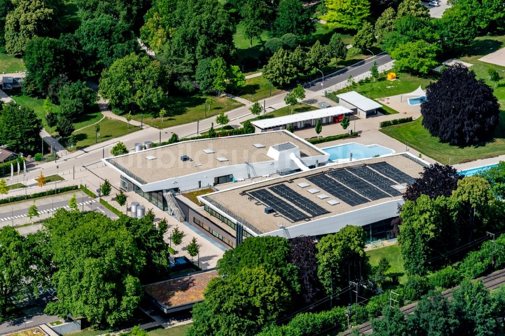 Luftaufnahme Offenburg - Schwimmbecken des Freibades Offenburger Freizeitbad Stegermatt in Offenburg im Bundesland Baden-Württemberg, Deutschland