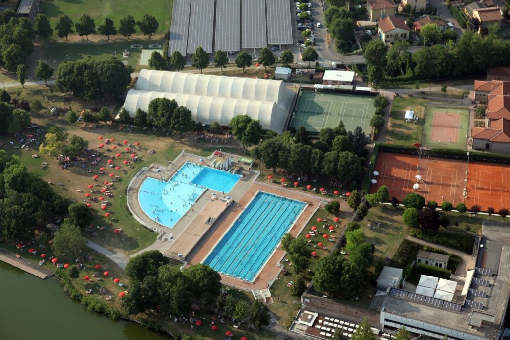 Luftaufnahme Mantua - Schwimmbecken eines Freibades im Ortsteil Citadella in Mantua in der Lombardei, Italien