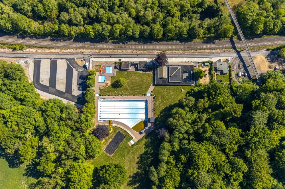 Luftbild Arnsberg - Schwimmbecken des Freibades im Ortsteil Neheim in Arnsberg im Bundesland Nordrhein-Westfalen, Deutschland