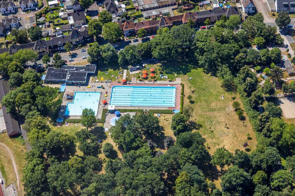 Castrop-Rauxel aus der Vogelperspektive: Schwimmbecken des Freibades Parkbad Nord in Castrop-Rauxel im Bundesland Nordrhein-Westfalen, Deutschland