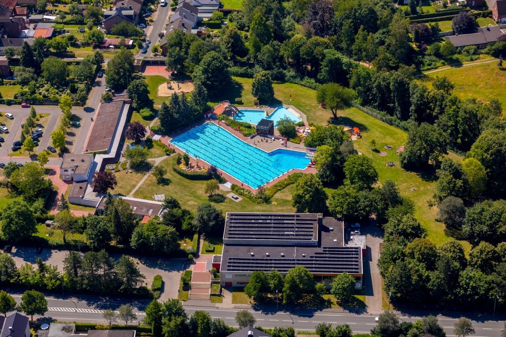 Beckum aus der Vogelperspektive: Schwimmbecken des Freibades am Praterweg in Beckum im Bundesland Nordrhein-Westfalen, Deutschland