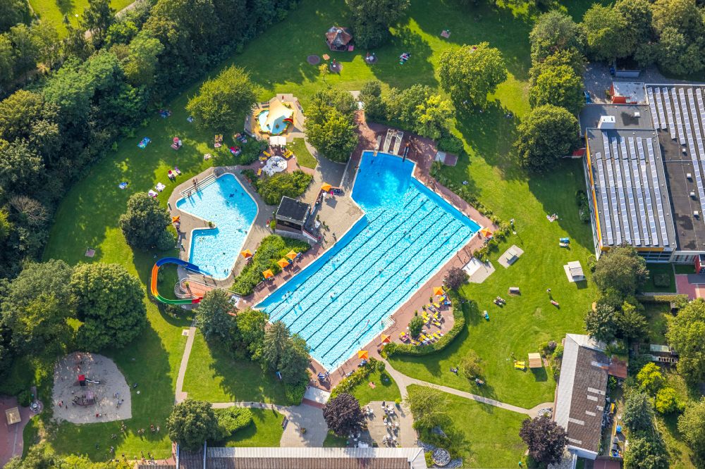 Luftaufnahme Beckum - Schwimmbecken des Freibades am Praterweg in Beckum im Bundesland Nordrhein-Westfalen, Deutschland