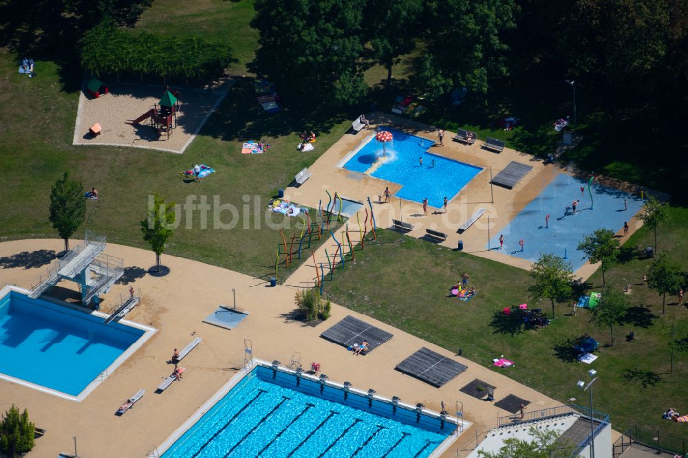Luftaufnahme Braunschweig - Schwimmbecken des Freibades Raffteich in Braunschweig im Bundesland Niedersachsen, Deutschland