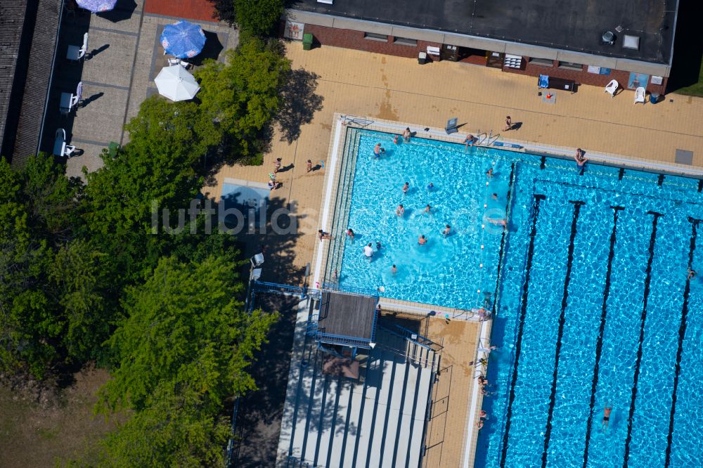 Braunschweig von oben - Schwimmbecken des Freibades Raffteich in Braunschweig im Bundesland Niedersachsen, Deutschland