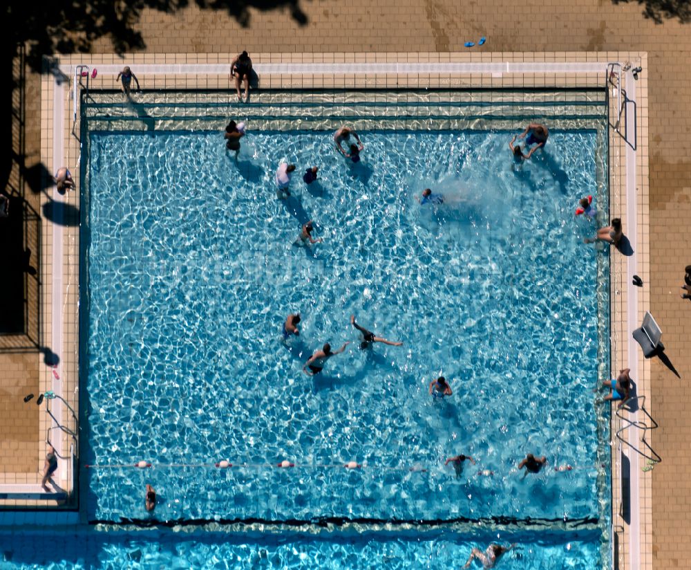 Braunschweig aus der Vogelperspektive: Schwimmbecken des Freibades Raffteich in Braunschweig im Bundesland Niedersachsen, Deutschland