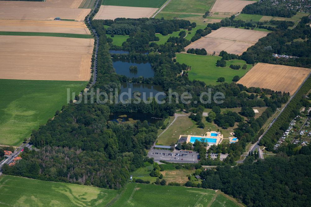 Luftaufnahme Braunschweig - Schwimmbecken des Freibades Raffteich in Braunschweig im Bundesland Niedersachsen, Deutschland