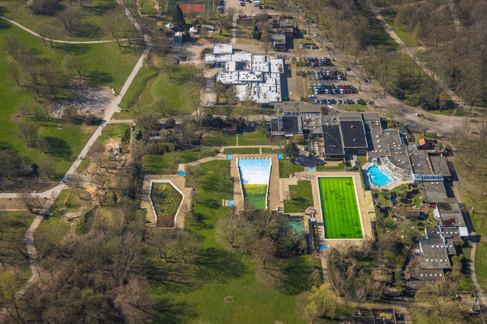 Luftaufnahme Gelsenkirchen - Schwimmbecken des Freibades am Revierpark Nienhausen in Gelsenkirchen im Bundesland Nordrhein-Westfalen