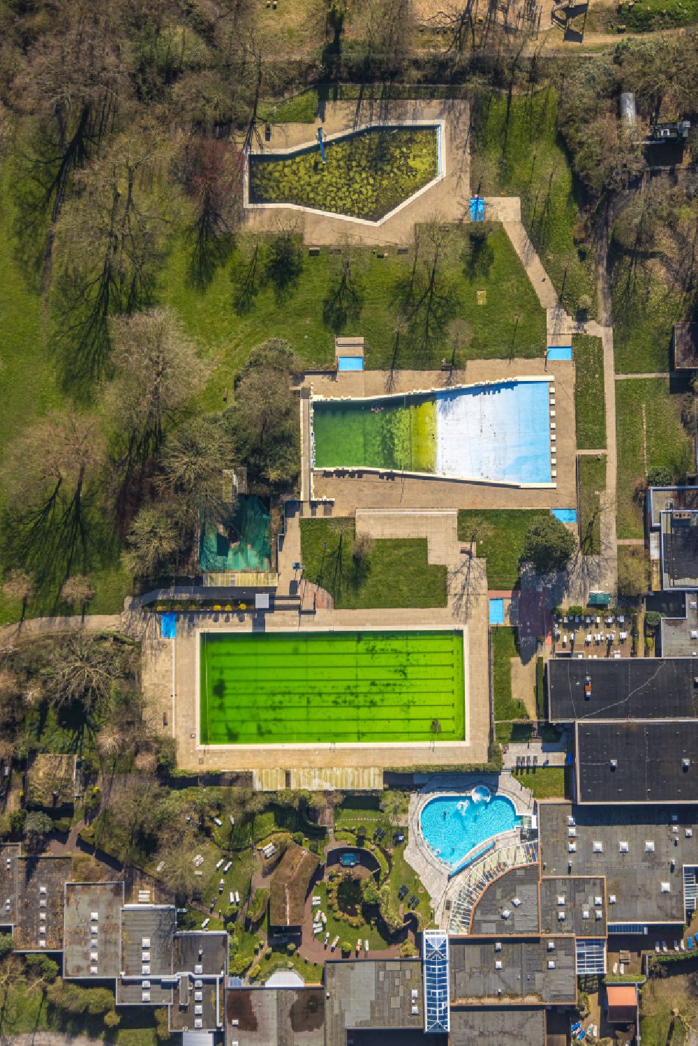 Gelsenkirchen von oben - Schwimmbecken des Freibades am Revierpark Nienhausen in Gelsenkirchen im Bundesland Nordrhein-Westfalen