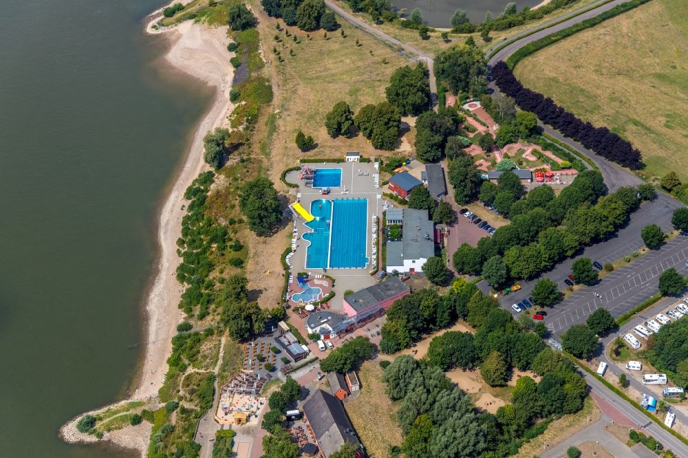Wesel von oben - Schwimmbecken des Freibades Rheinbad in Wesel im Bundesland Nordrhein-Westfalen, Deutschland