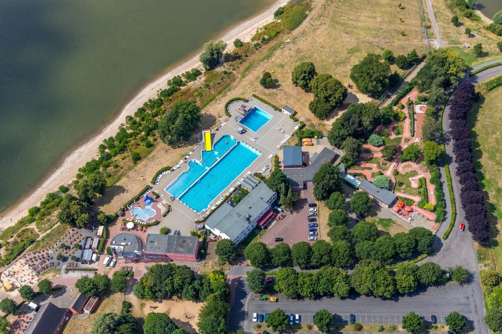 Luftbild Wesel - Schwimmbecken des Freibades Rheinbad in Wesel im Bundesland Nordrhein-Westfalen, Deutschland