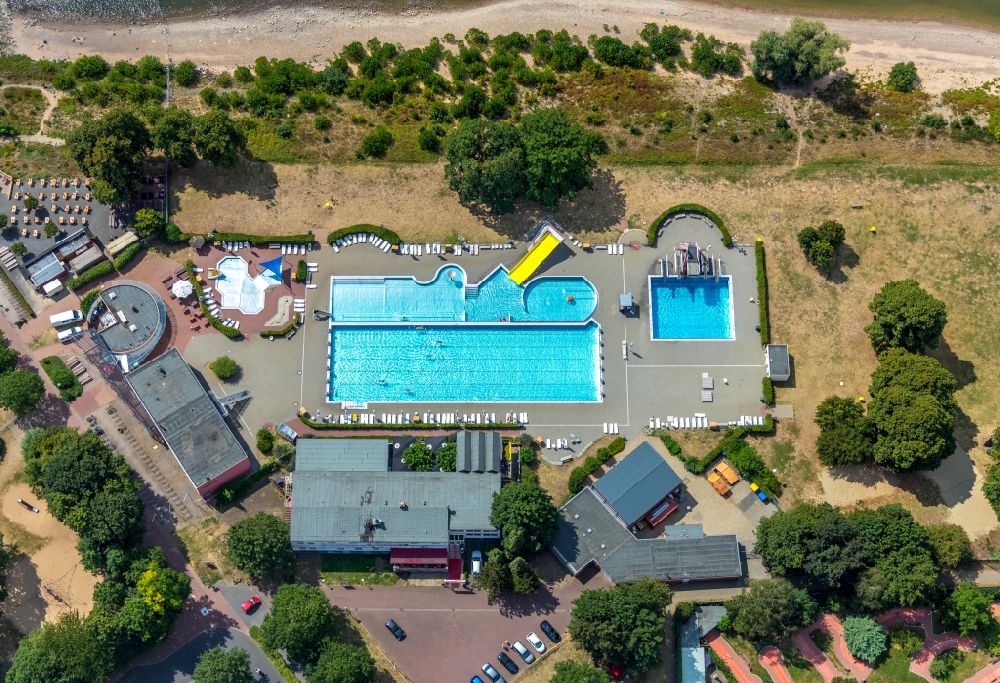 Luftaufnahme Wesel - Schwimmbecken des Freibades Rheinbad in Wesel im Bundesland Nordrhein-Westfalen, Deutschland