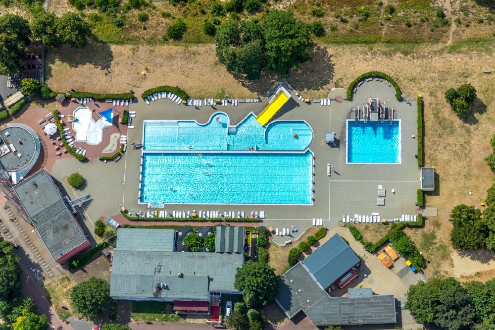 Wesel von oben - Schwimmbecken des Freibades Rheinbad in Wesel im Bundesland Nordrhein-Westfalen, Deutschland