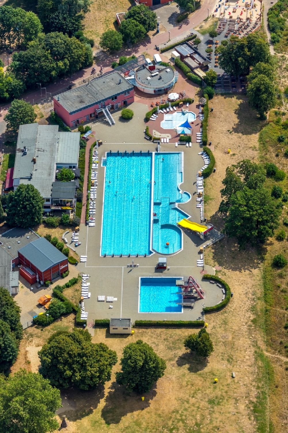 Luftaufnahme Wesel - Schwimmbecken des Freibades Rheinbad in Wesel im Bundesland Nordrhein-Westfalen, Deutschland