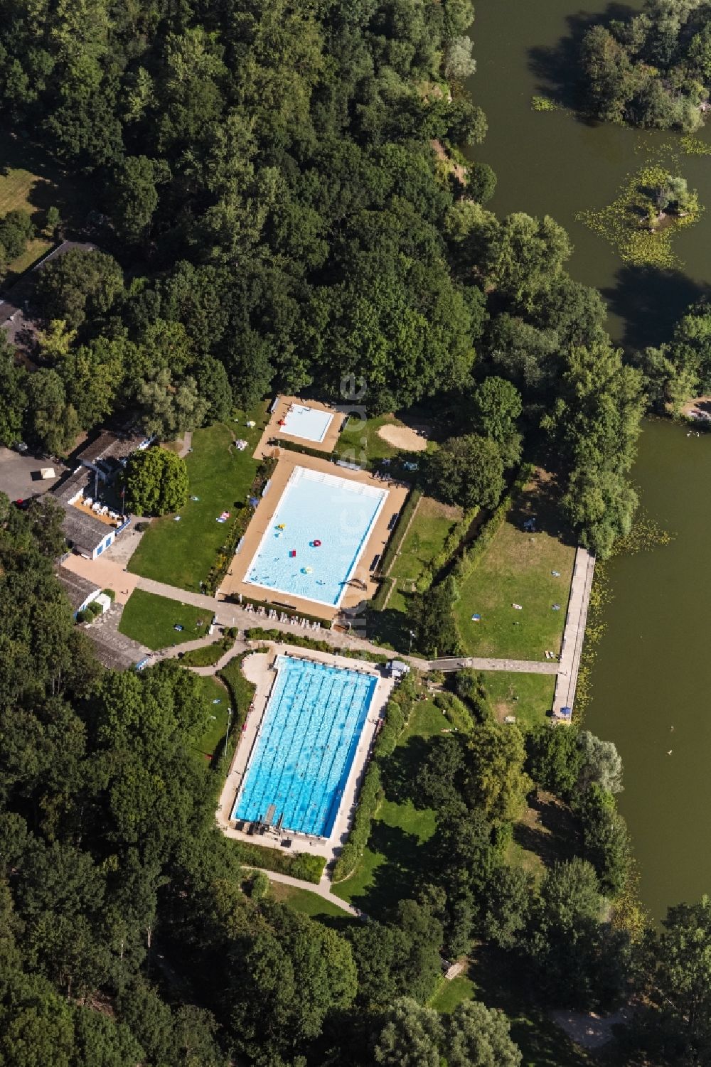 Hannover von oben - Schwimmbecken des Freibades Ricklinger Bad in Hannover im Bundesland Niedersachsen, Deutschland