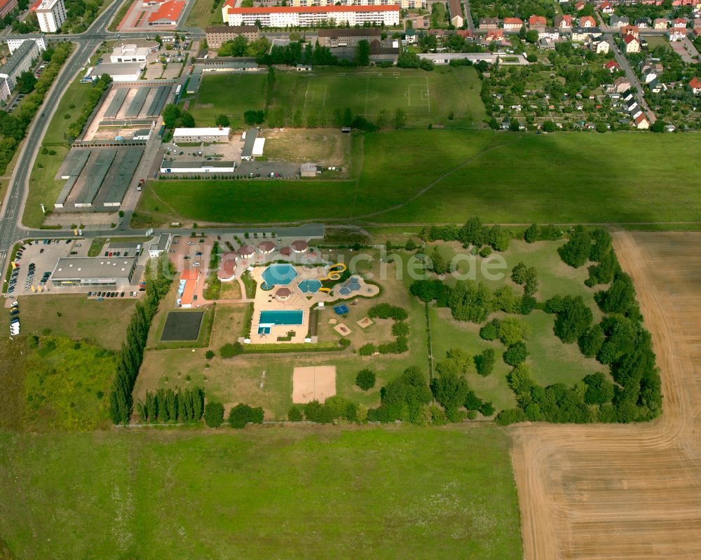 Riesa aus der Vogelperspektive: Schwimmbecken des Freibades in Riesa im Bundesland Sachsen, Deutschland