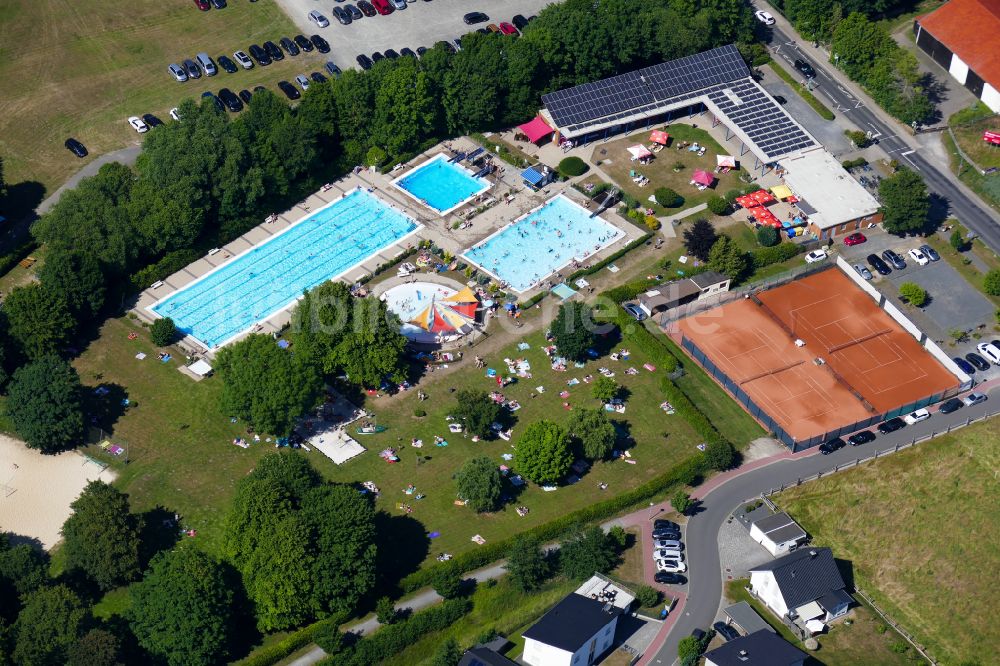 Rosdorf von oben - Schwimmbecken des Freibades Rosdorf in Rosdorf im Bundesland Niedersachsen, Deutschland