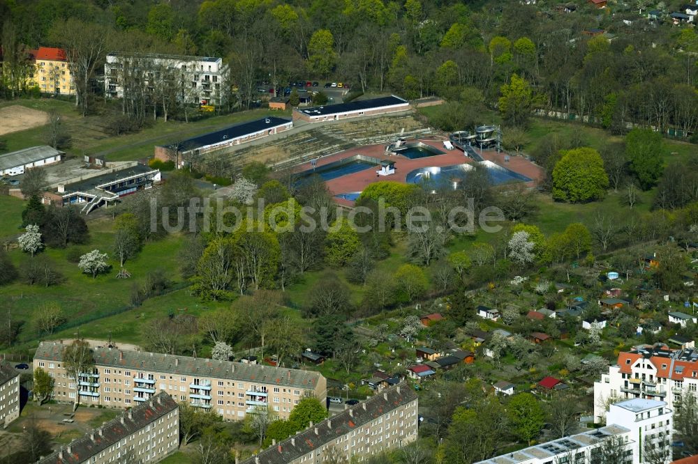 Luftbild Berlin - Schwimmbecken des Freibades Am Schlosspark im Ortsteil Pankow in Berlin, Deutschland
