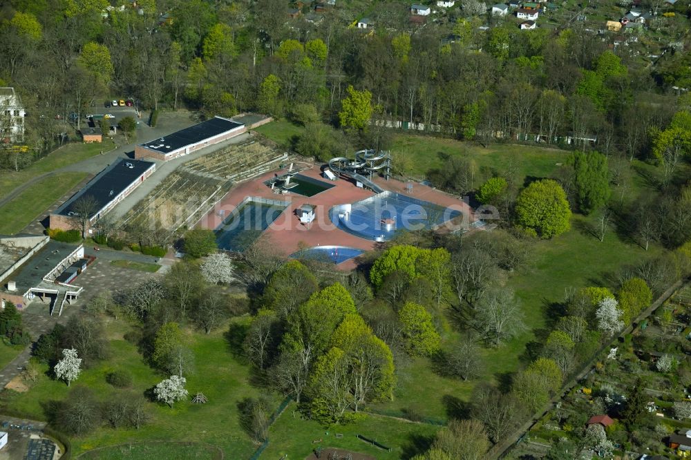 Luftbild Berlin - Schwimmbecken des Freibades Am Schlosspark im Ortsteil Pankow in Berlin, Deutschland
