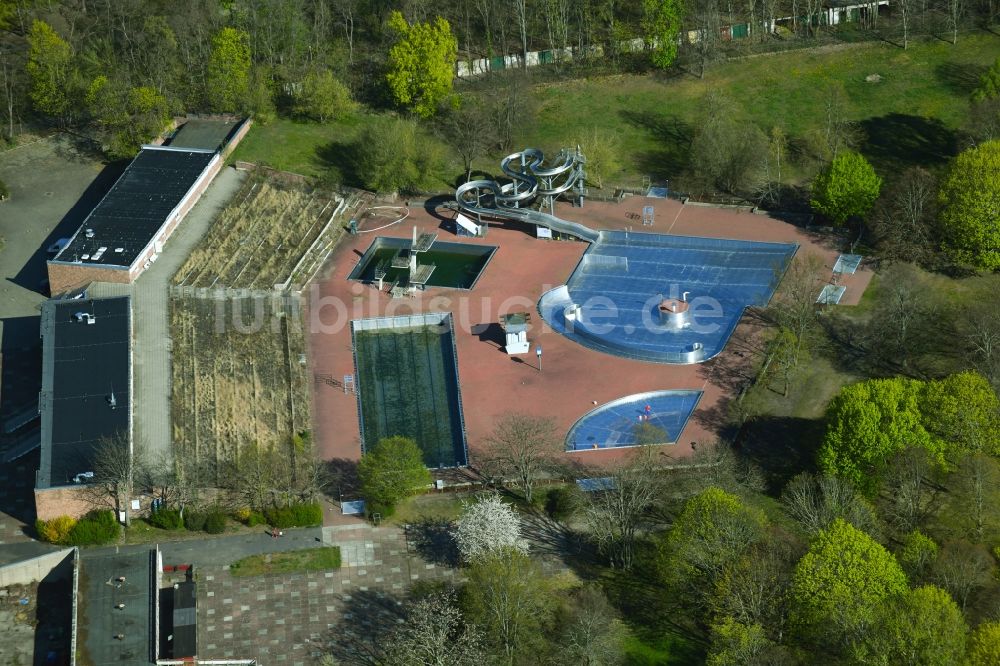 Berlin von oben - Schwimmbecken des Freibades Am Schlosspark im Ortsteil Pankow in Berlin, Deutschland