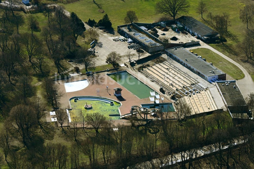 Luftaufnahme Berlin - Schwimmbecken des Freibades Am Schlosspark im Ortsteil Pankow in Berlin, Deutschland