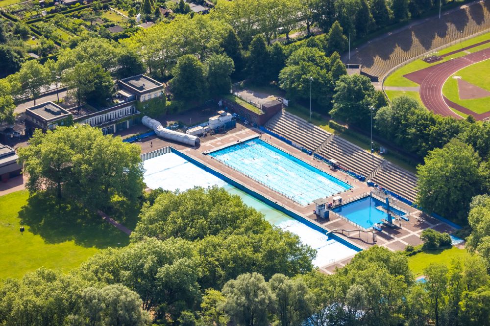 Gladbeck von oben - Schwimmbecken des Freibades an der Schützenstraße in Gladbeck im Bundesland Nordrhein-Westfalen