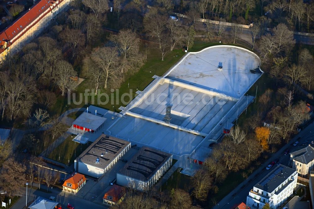 Luftaufnahme Weimar - Schwimmbecken des Freibades Schwanseebad in Weimar im Bundesland Thüringen, Deutschland