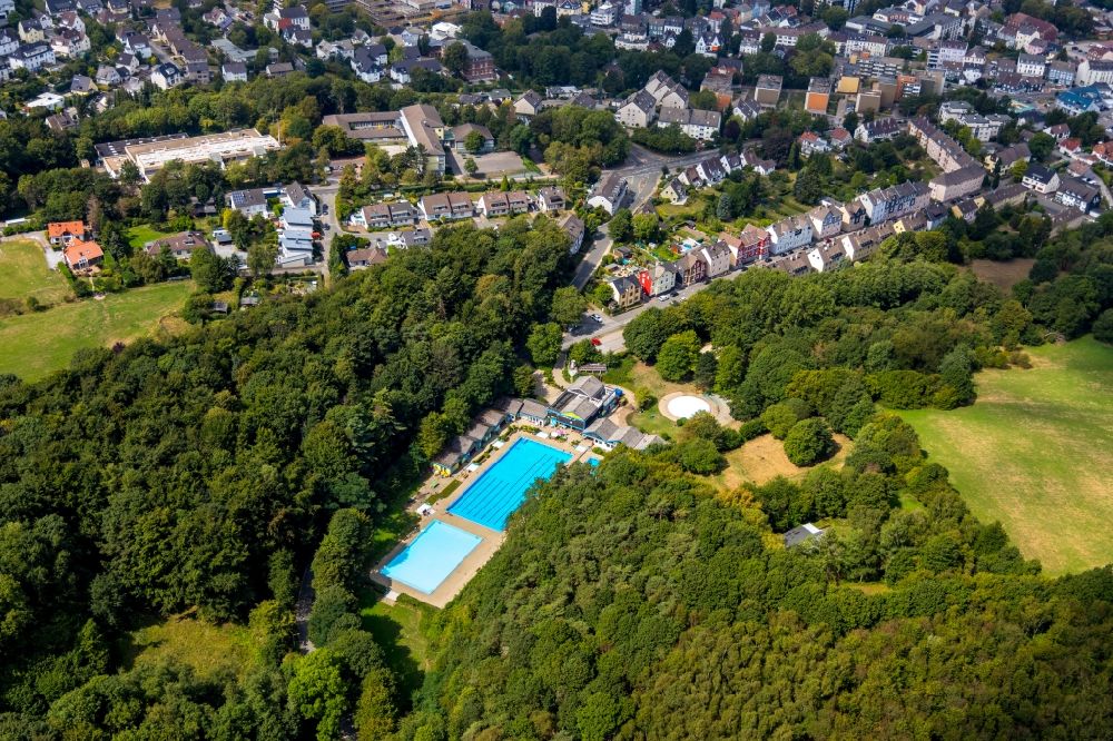 Luftaufnahme Schwelm - Schwimmbecken des Freibades Schwelmer Freibad (Schwelmebad) an der Schwelmestraße in Schwelm im Bundesland Nordrhein-Westfalen - NRW, Deutschland