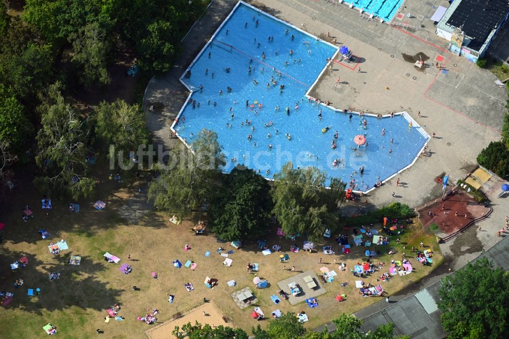 Luftbild Berlin - Schwimmbecken des Freibades Sommerbad Mariendorf an der Rixdorfer Straße in Berlin, Deutschland