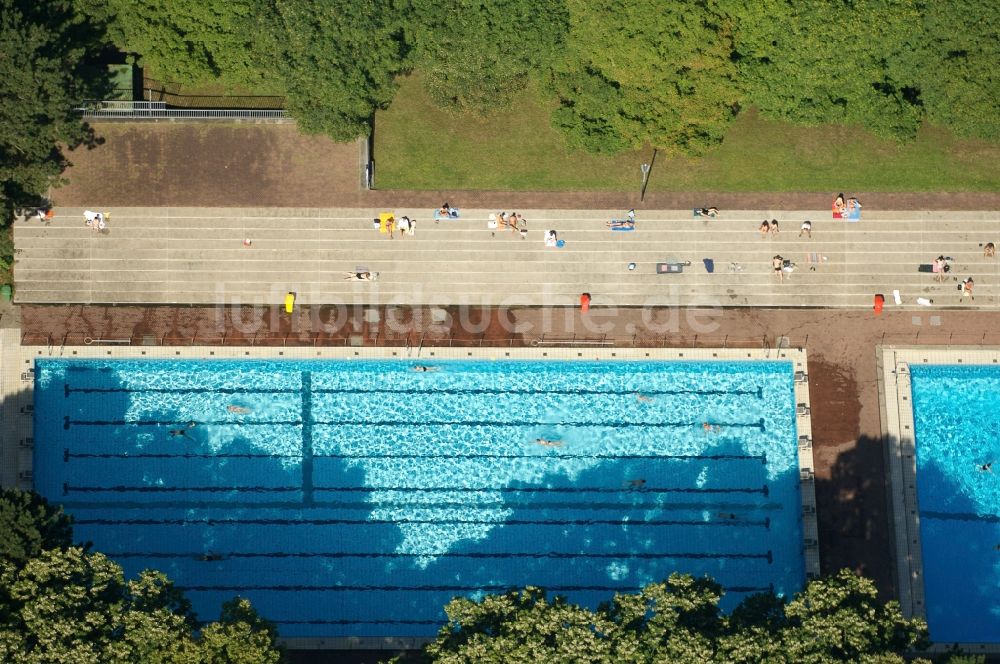 Köln von oben - Schwimmbecken des Freibades Stadionbad in Köln im Bundesland Nordrhein-Westfalen, Deutschland