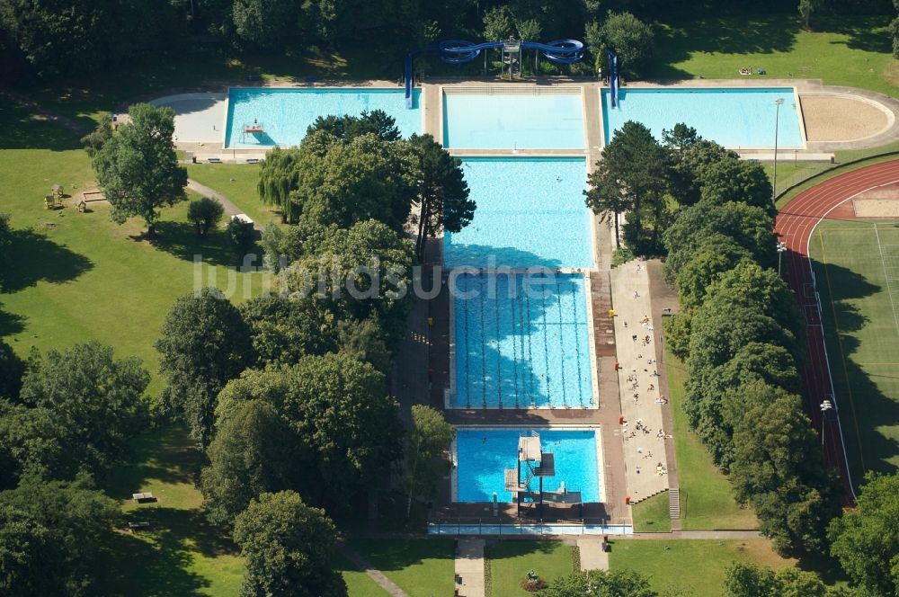 Luftaufnahme Köln - Schwimmbecken des Freibades Stadionbad in Köln im Bundesland Nordrhein-Westfalen, Deutschland