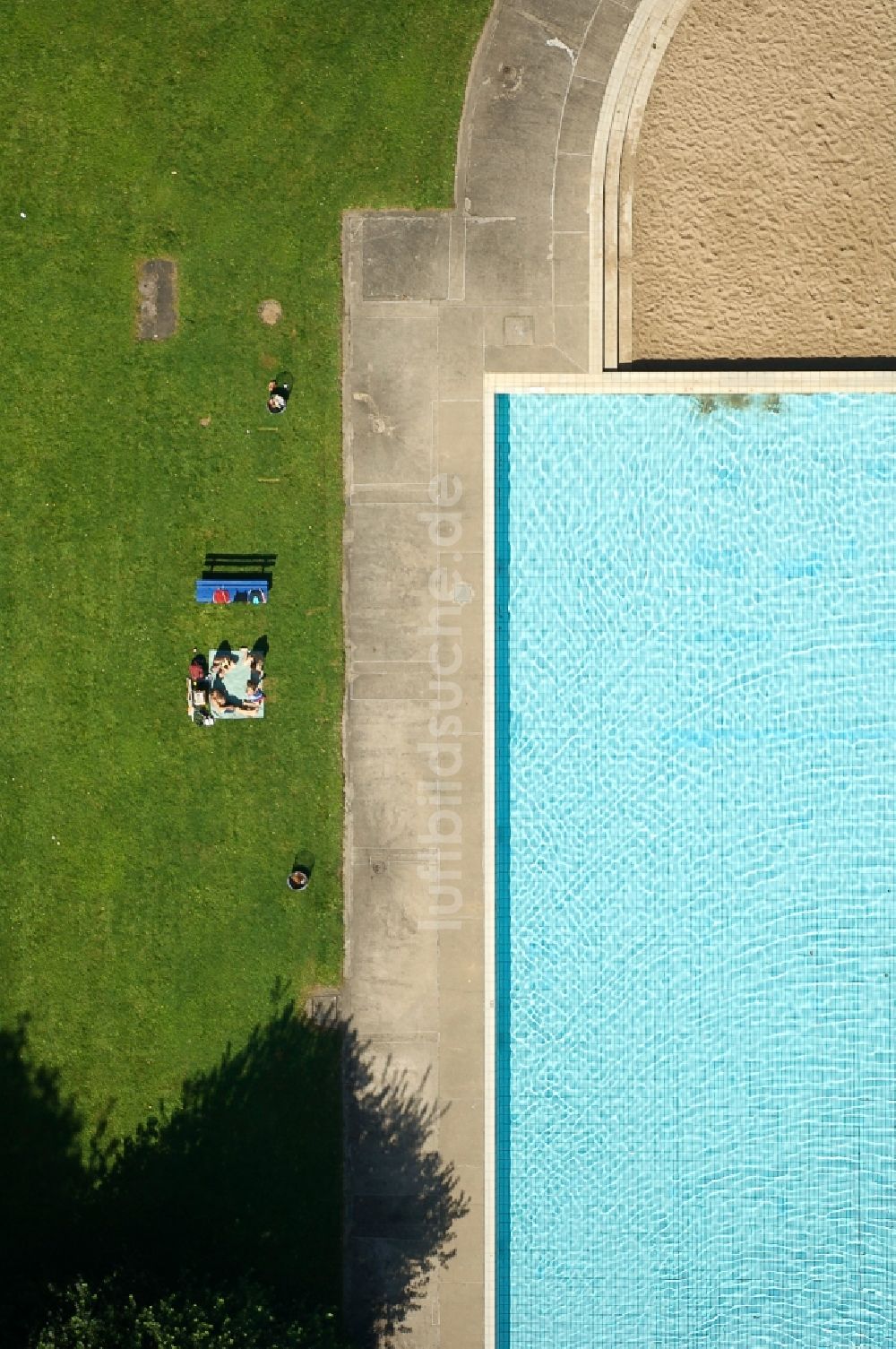 Köln aus der Vogelperspektive: Schwimmbecken des Freibades Stadionbad in Köln im Bundesland Nordrhein-Westfalen, Deutschland
