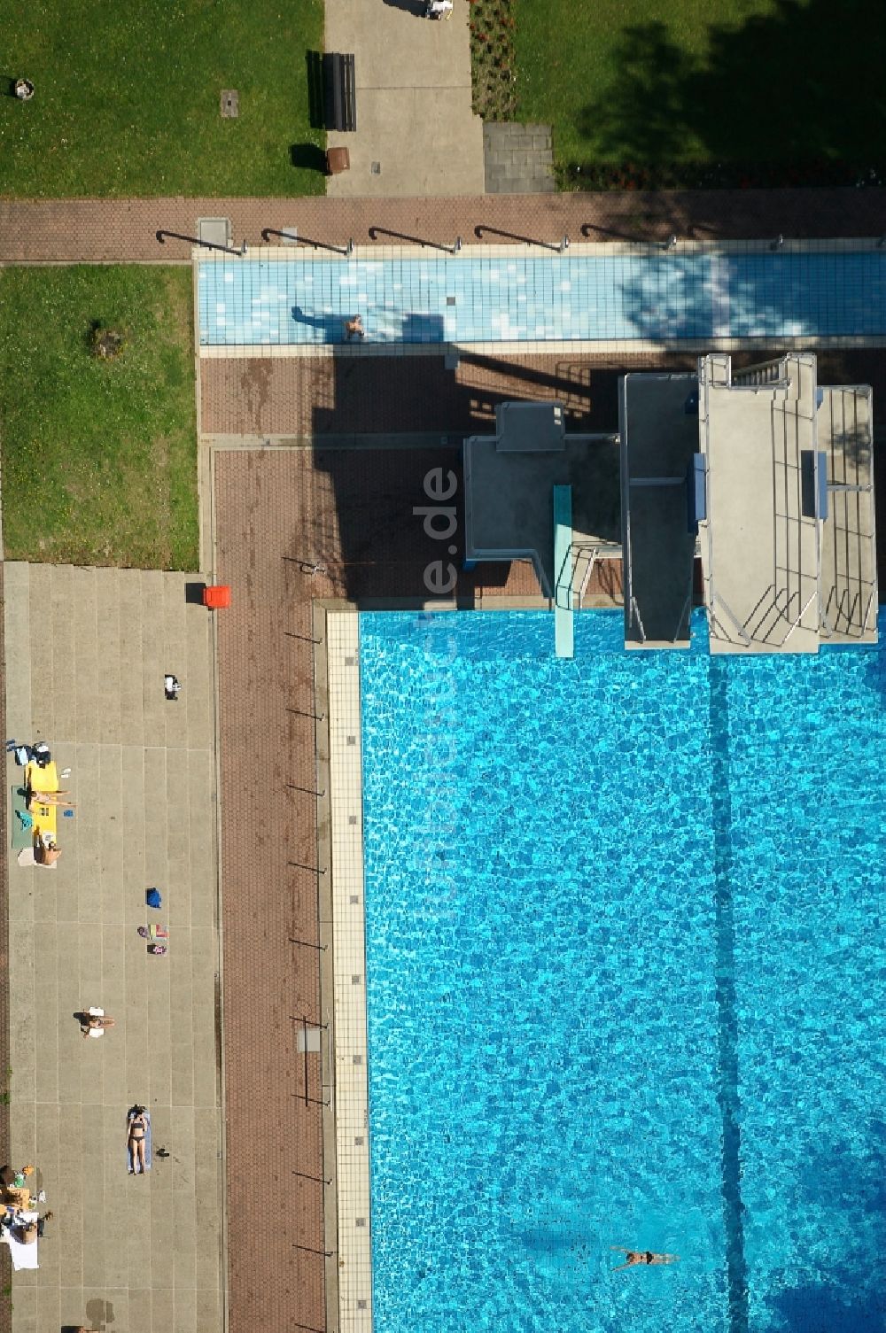 Luftbild Köln - Schwimmbecken des Freibades Stadionbad in Köln im Bundesland Nordrhein-Westfalen, Deutschland