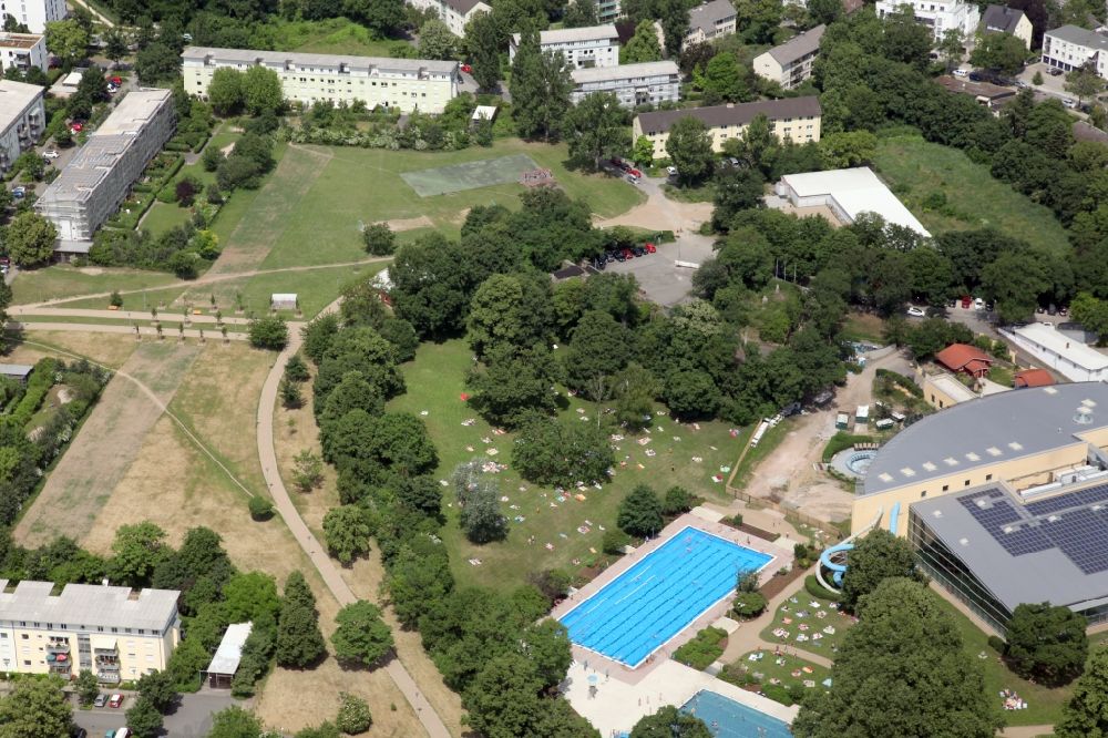 Luftbild Mainz - Schwimmbecken des Freibades Taubertsbergbad im Stadtteil Hartenberg-Münchfeld in Mainz im Bundesland Rheinland-Pfalz, Deutschland