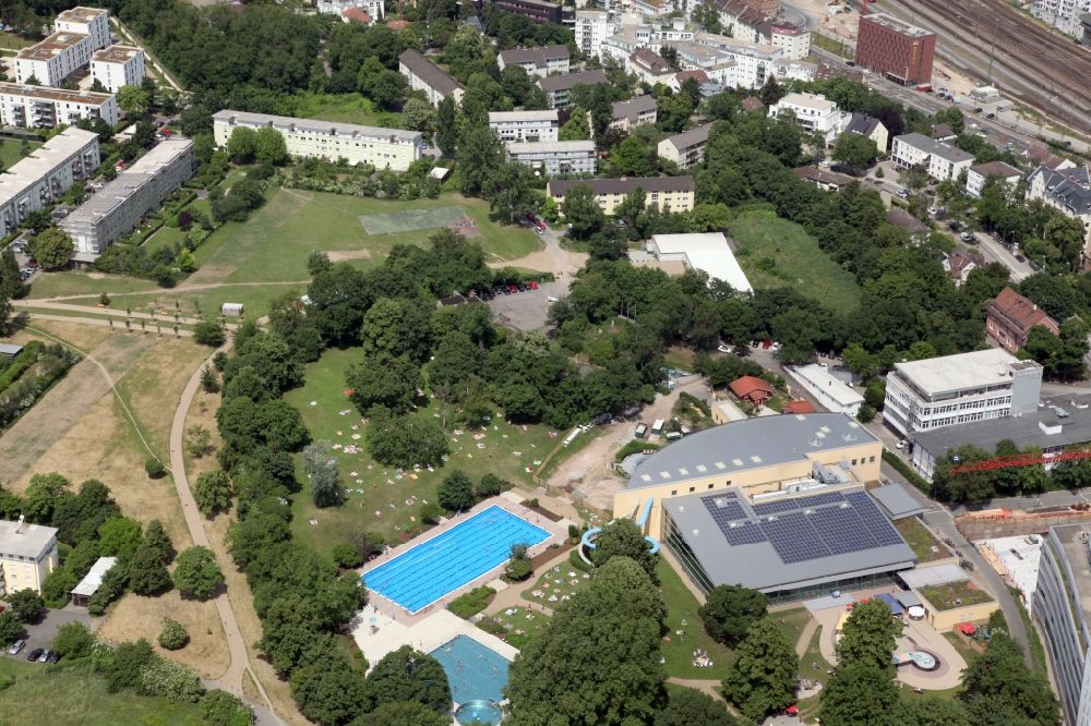Luftaufnahme Mainz - Schwimmbecken des Freibades Taubertsbergbad im Stadtteil Hartenberg-Münchfeld in Mainz im Bundesland Rheinland-Pfalz, Deutschland