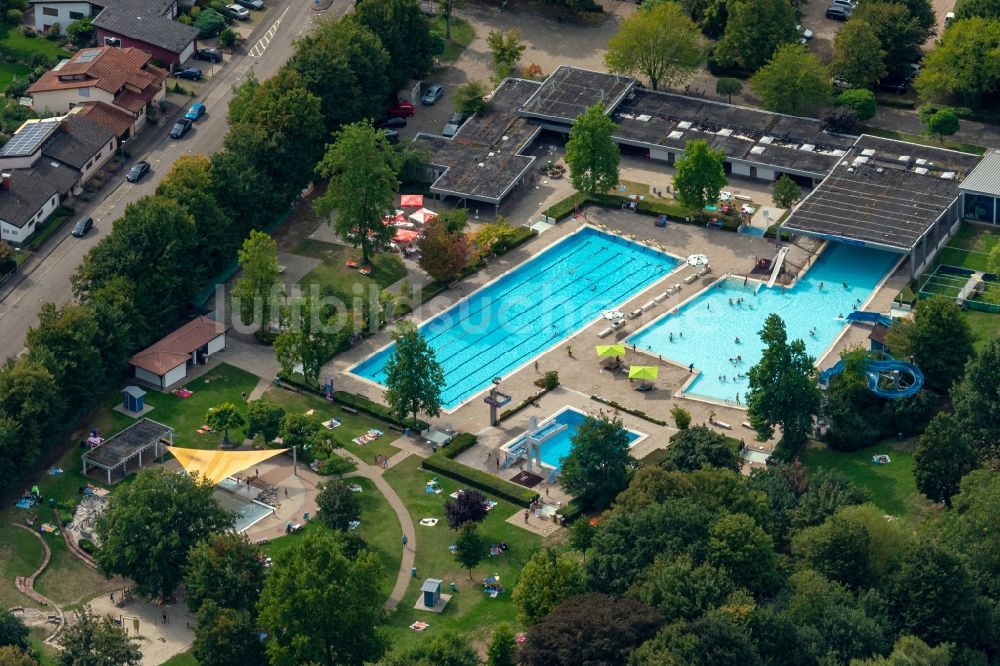 Luftaufnahme Teningen - Schwimmbecken des Freibades in Teningen im Bundesland Baden-Württemberg, Deutschland