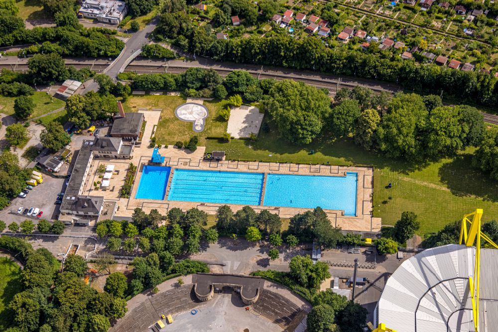 Dortmund von oben - Schwimmbecken des Freibades Volksbad im Ortsteil Westfalenhalle in Dortmund im Bundesland Nordrhein-Westfalen, Deutschland