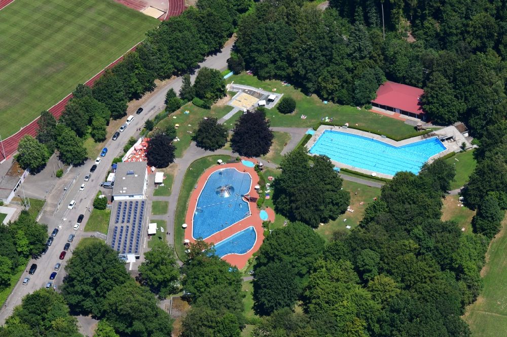 Bad Säckingen aus der Vogelperspektive: Schwimmbecken des Freibades Waldbad in Bad Säckingen im Bundesland Baden-Württemberg, Deutschland