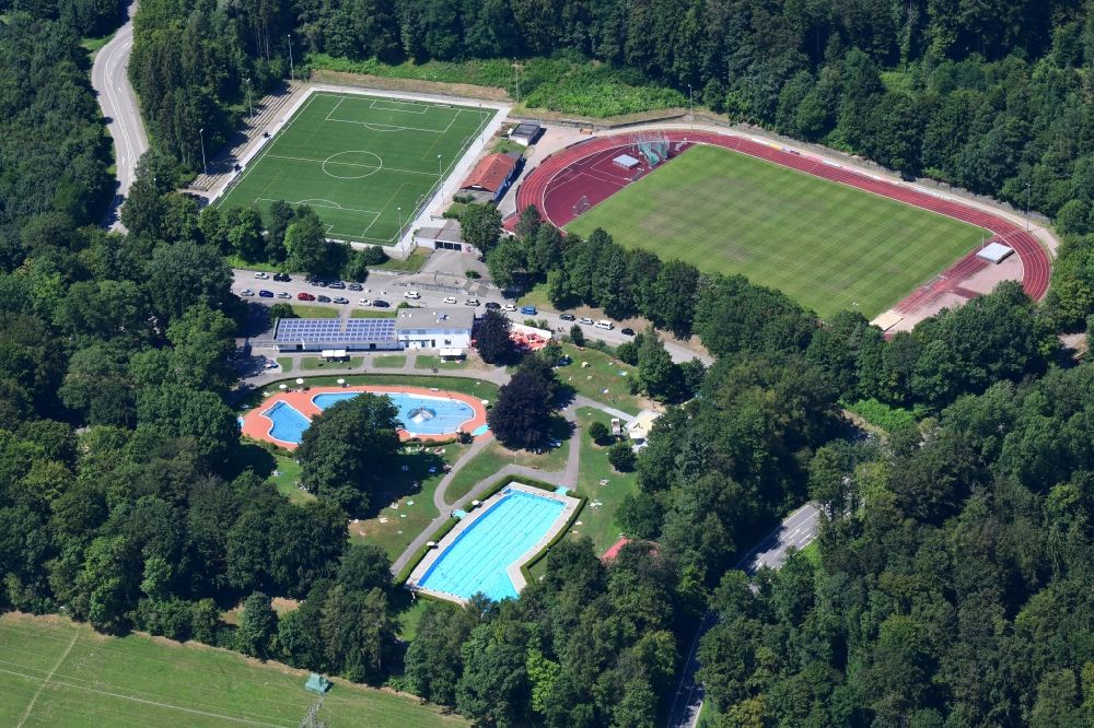 Luftaufnahme Bad Säckingen - Schwimmbecken des Freibades Waldbad und Sportanlagen in Bad Säckingen im Bundesland Baden-Württemberg, Deutschland