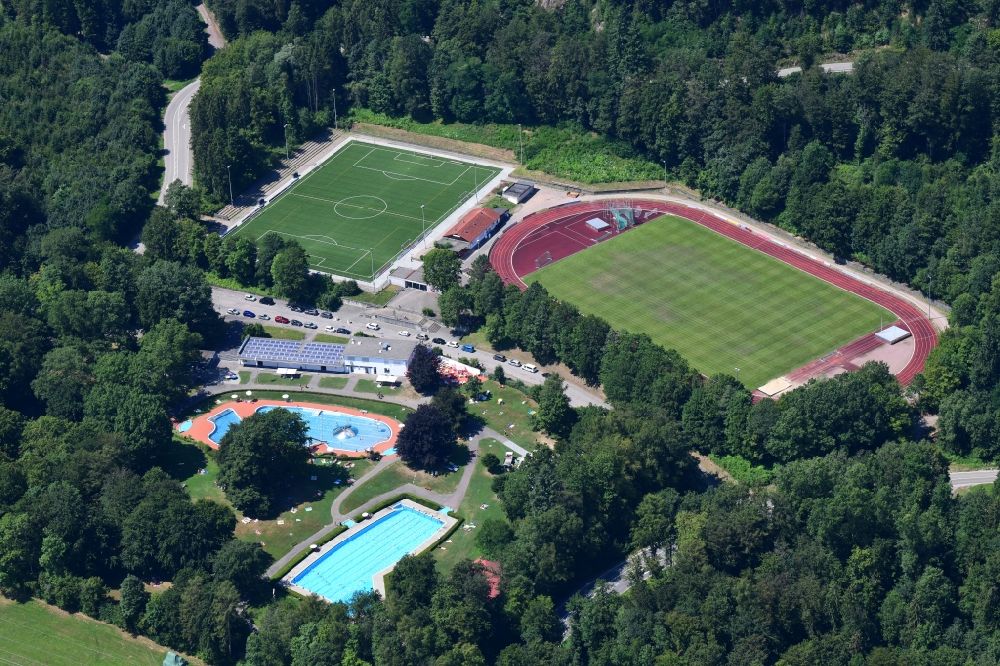 Bad Säckingen von oben - Schwimmbecken des Freibades Waldbad und Sportanlagen in Bad Säckingen im Bundesland Baden-Württemberg, Deutschland