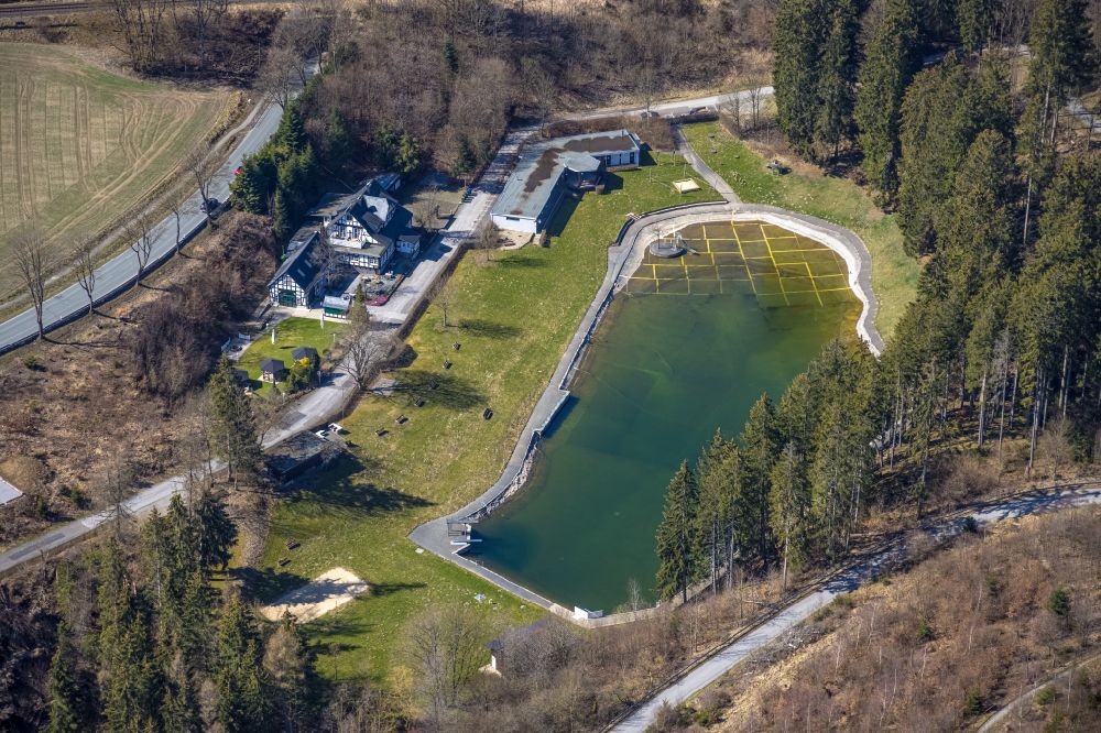 Gudenhagen von oben - Schwimmbecken des Freibades Waldfreibad in Gudenhagen im Bundesland Nordrhein-Westfalen, Deutschland