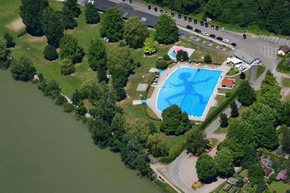 Luftbild Waldshut-Tiengen - Schwimmbecken des Freibades in Waldshut-Tiengen im Bundesland Baden-Württemberg, Deutschland