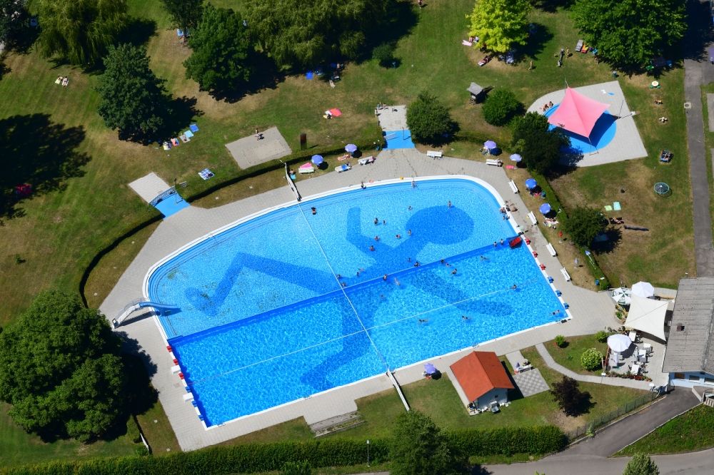Luftbild Waldshut-Tiengen - Schwimmbecken des Freibades in Waldshut-Tiengen im Bundesland Baden-Württemberg, Deutschland