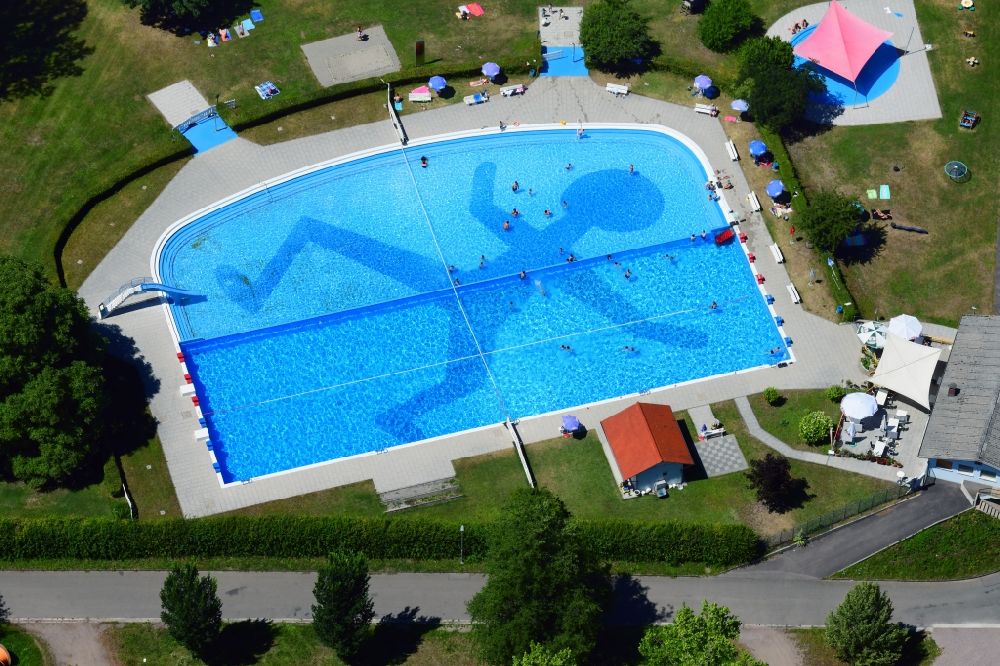 Luftaufnahme Waldshut-Tiengen - Schwimmbecken des Freibades in Waldshut-Tiengen im Bundesland Baden-Württemberg, Deutschland