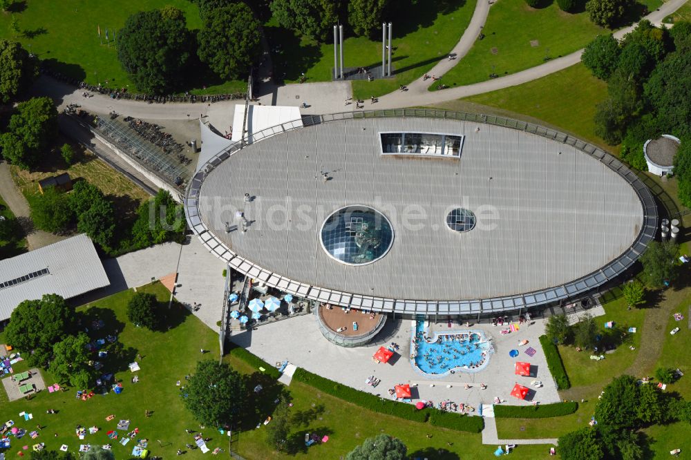 Luftbild München - Schwimmbecken des Freibades Westbad an er Weinbergerstraße in München im Bundesland Bayern, Deutschland