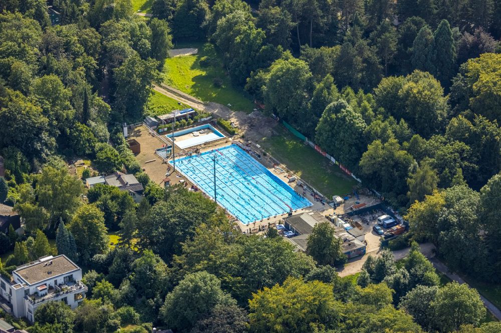 Luftaufnahme Bochum - Schwimmbecken des Freibades Am Wiesengrund in Bochum im Bundesland Nordrhein-Westfalen, Deutschland